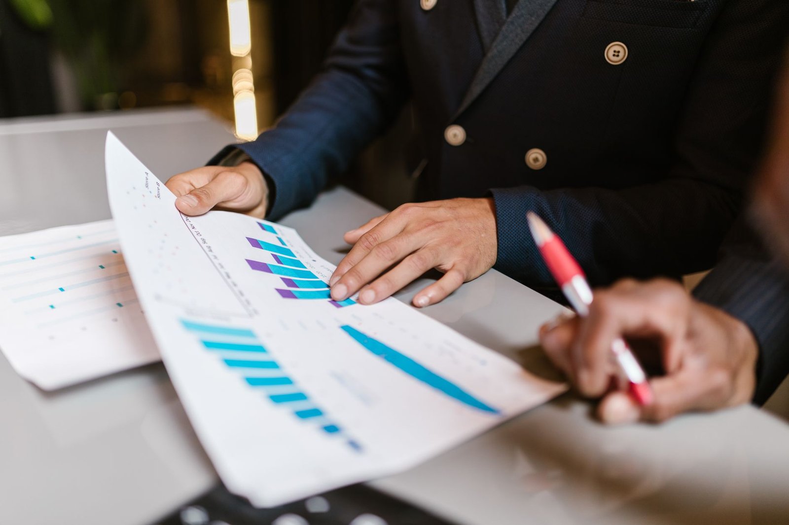 Answer Engine Optimization (AEO) për Bizneset B2B: Zgjedhja e Duhur midis Profound dhe Athena AI